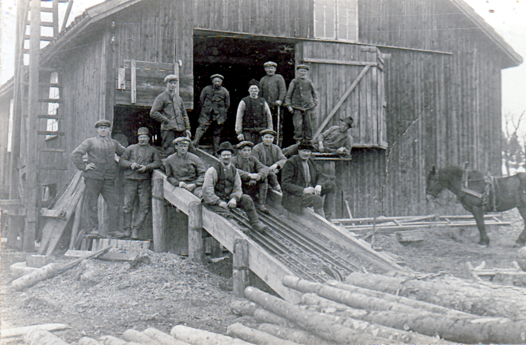 Arbetare utanför Brunna gårds sågverk, 1900-talets första del.