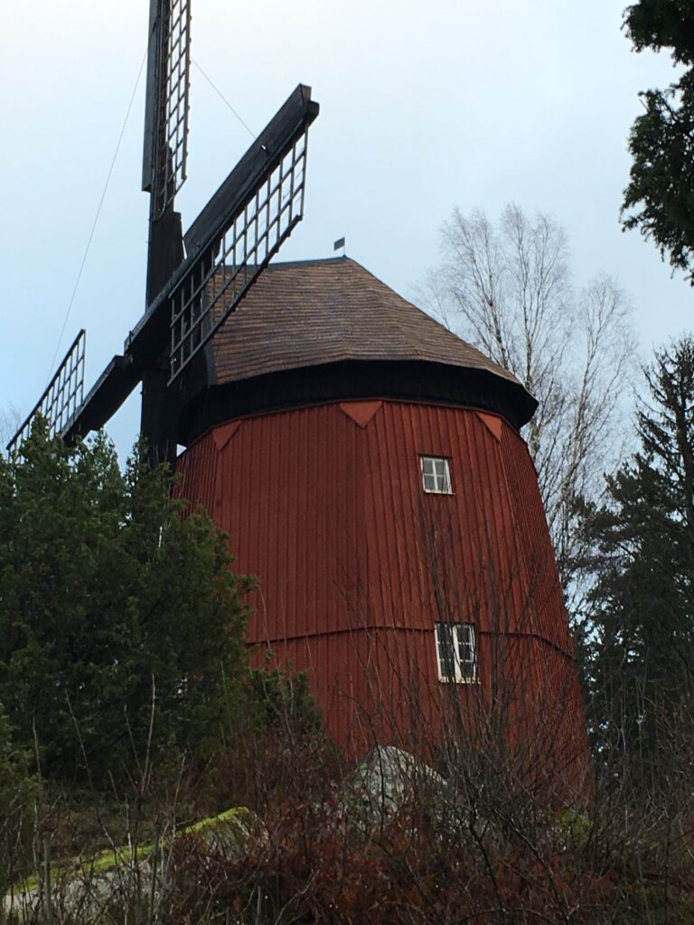 Ekeby väderkvarn i renoverat skick.