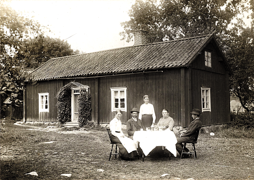 Familjen Karlsson framför sin mangård, 1910-tal ca.