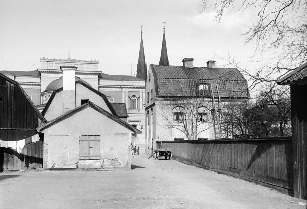 Verelius hus foto 1901-1902, svartvit bild med domkyrkan i bakgrunden.