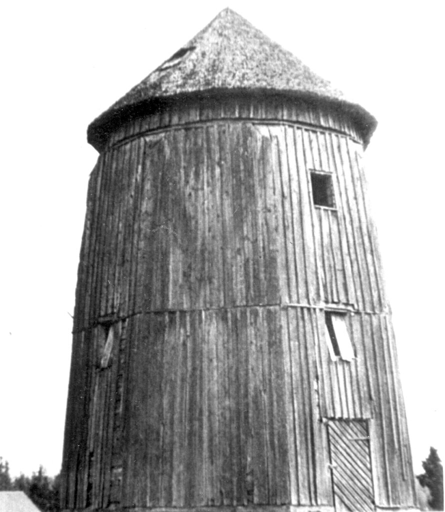 Väderkvarnen i Ekeby före 1950, utan vingar och fönsterglas, sv/v bild.