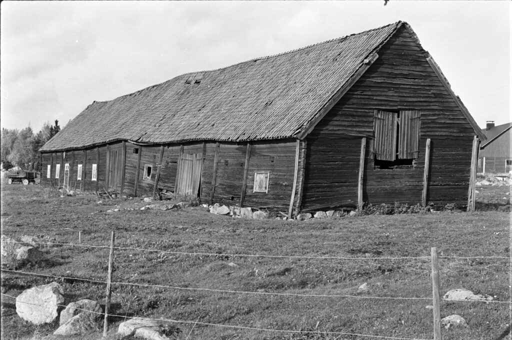 Förfallen ladugård, Onsike gård, Skogstibble. Fotograferad 1985, DigitaltMuseum.