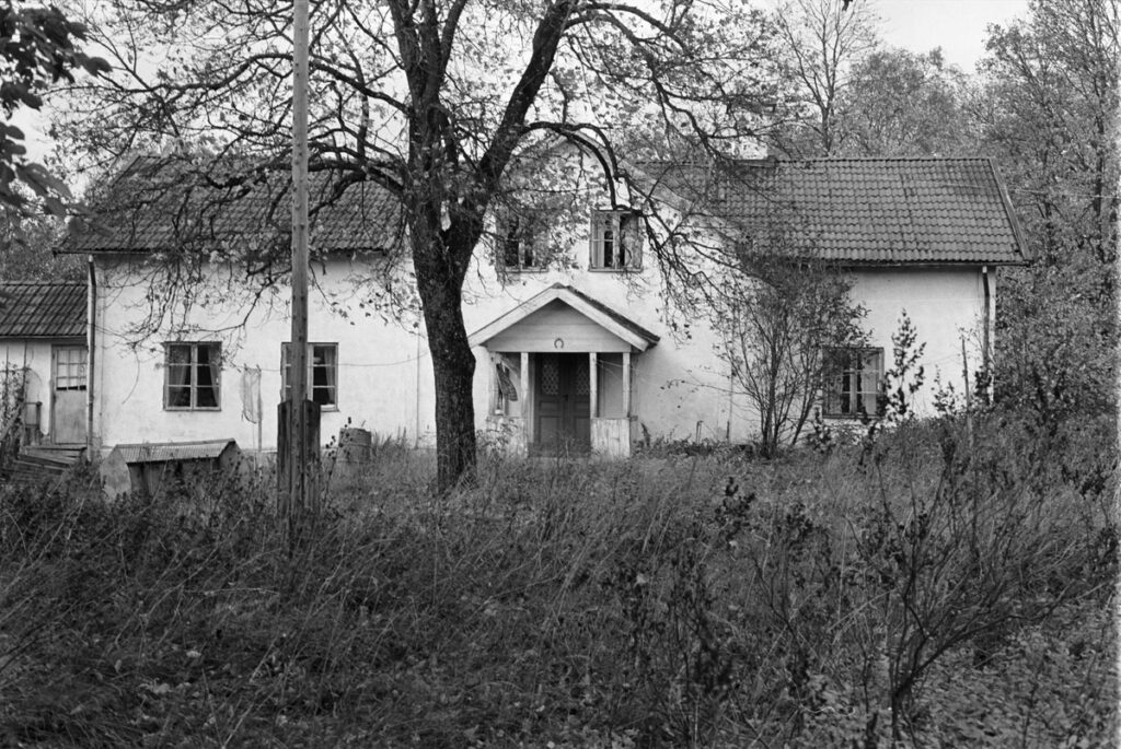 Bostadshus Onsike gård, fotograferat 1885, DigitaltMuseum.